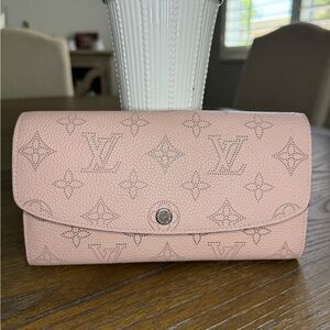 LOUIS VUITTON Portefeuille Iris Long Wallet Monogram Pink Mahina